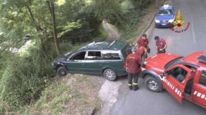 Vigili del fuoco Cosenza mettono in sicurezza auto in bilico su scarpata