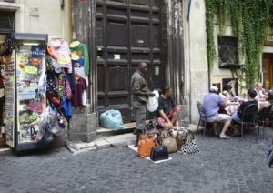 Abusivismo:negozianti Fontana Trevi, racket ha creato un suk