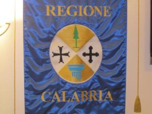 Regione: il gonfalone con lo stemma della Calabria